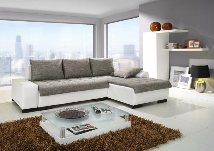 Επιπλώστε ένα μικρό διαμέρισμα με φυσικά χρώματα, ελαφριές αποχρώσεις, χαλί βαθιάς στοίβας, καναπέ, γυάλινο τραπέζι