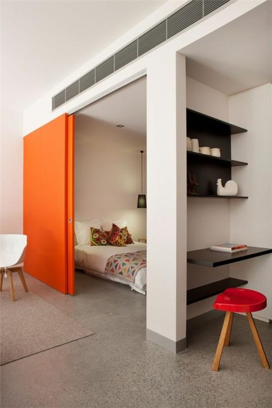 Επιπλώστε ένα μικρό διαμέρισμα με συρόμενη πόρτα για ξεχωριστά υπνοδωμάτια