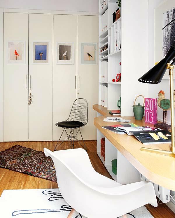Μικρό διαμέρισμα επιπλωμένο με κάθετες ιδέες στο χώρο εργασίας γραφείο συμπαγές
