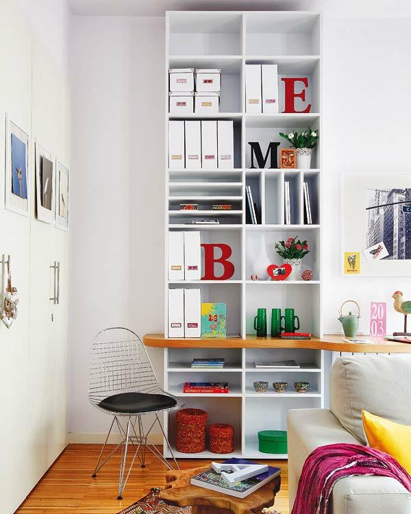 Μικρό διαμέρισμα με έπιπλα από ιδέες κάθετης διαβίωσης βιβλιοθήκη ξύλο λευκό