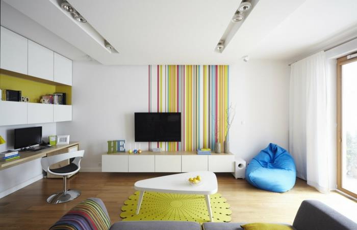 Μικρό διαμέρισμα με πολύχρωμες ρίγες διακόσμησης τοίχων