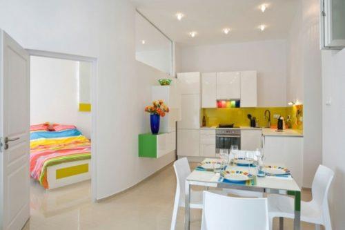μικρό-διαμέρισμα-επίπλωση-σοφή-κουζίνα-επίπλωση-τοίχος-χρώμα-υπνοδωμάτιο-τραπεζαρία-τραπέζι