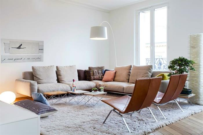 μικρό διαμέρισμα-σαλόνι ιδέες γωνιακός καναπές δερμάτινη πολυθρόνα τραπεζάκια σαλονιού πλαϊνά τραπεζάκια χαλί βαθιάς στοίβας