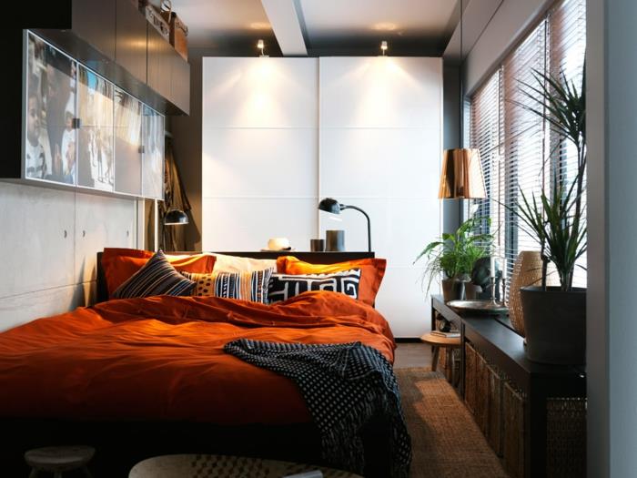 Μικρό δωμάτιο με πορτοκαλί κρεβάτι κρεβατοκάμαρα