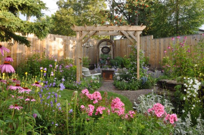δημιουργήστε ένα μικρό φράχτη πέργκολας κήπου στη μέση της φύσης πολύ πράσινο τριγύρω για να χαλαρώσετε