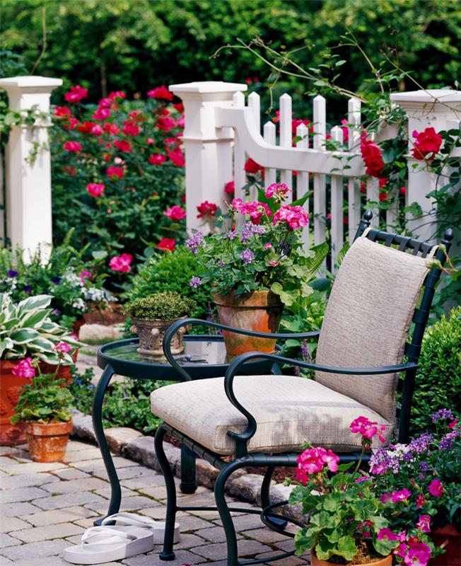 σχεδιασμός μικρού καθιστικού κήπου μισό ύψος φράχτη πολλά φυτά κήπου γλάστρες λουλούδια προστατεύουν την ιδιωτικότητα