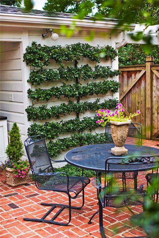 Δημιουργήστε έναν μικρό κήπο, χωρίστε ξεχωριστές ζώνες μεταξύ τους, υπαίθριο καθιστικό, απλά μεταλλικά έπιπλα μπιστρό