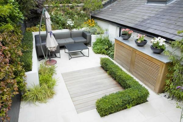 μικρό κήπο εξωραϊσμού πυξάρι γκρι καναπέ καθιστικό έπιπλα κήπου