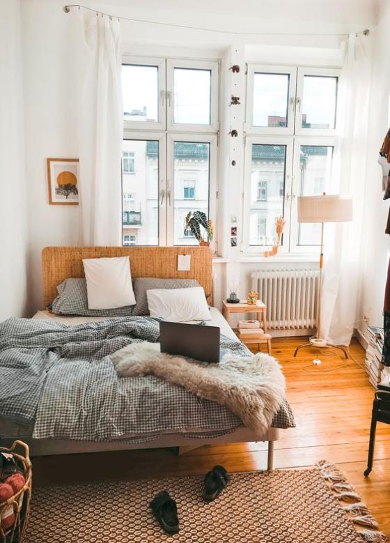 μικρό υπνοδωμάτιο ξύλινο πάτωμα ξύλινο κρεβάτι μπεζ πάπλωμα μεγάλο παράθυρο
