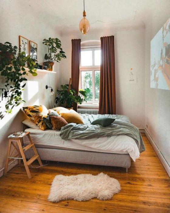 μικρό υπνοδωμάτιο απλό δωμάτιο σχεδιασμό κρεβάτι καφέ κουρτίνες ξύλινο πάτωμα