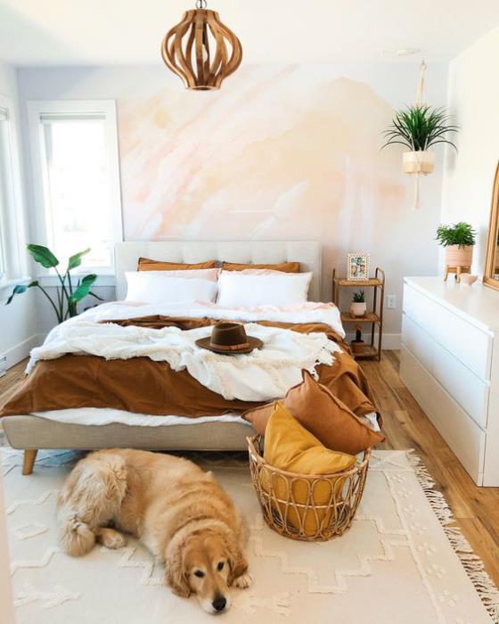 μικρό υπνοδωμάτιο ανοιχτά χρώματα μπεζ ανοιχτό καφέ άνετο κρεβάτι