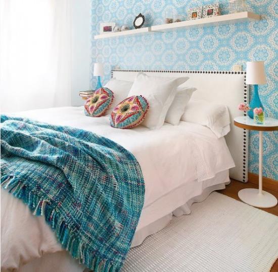 μικρό υπνοδωμάτιο επεκτείνει οπτικά μπλε και άσπρα διακοσμητικά μαξιλάρια με έθνικ μοτίβα