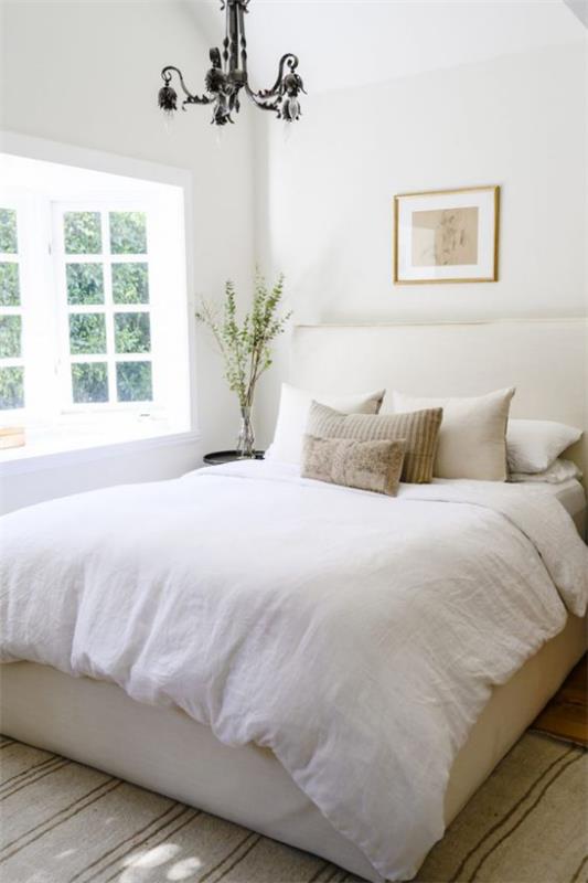 μικρό υπνοδωμάτιο επεκτείνει οπτικά μεγάλο παράθυρο πολλά άνετα κρεβάτια λευκά κλινοσκεπάσματα