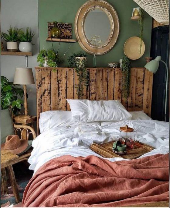 μικρό υπνοδωμάτιο ρουστίκ διακοσμημένο ξύλινο κεφαλάρι πράσινο φυτό φρέσκο ​​άγγιγμα