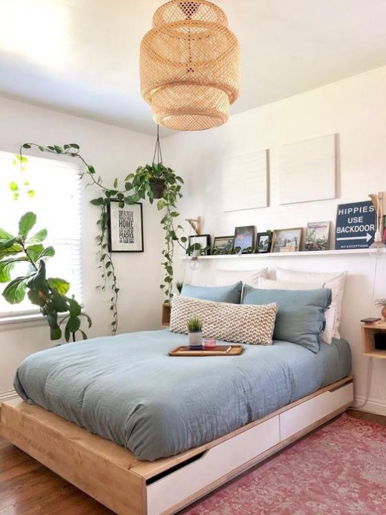 μικρό υπνοδωμάτιο όμορφο δωμάτιο σχεδιασμός ξύλινα συρτάρια κρεβάτι καλός χώρος αποθήκευσης μπλε κλινοσκεπάσματα είναι πολύ φιλόξενα
