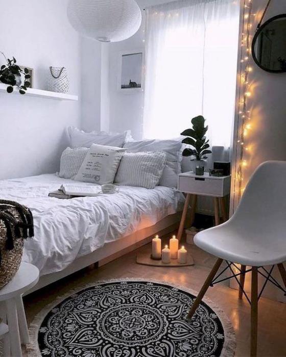 μικρό υπνοδωμάτιο όμορφο δωμάτιο σχεδιασμός νεράιδα φώτα στους τοίχους κεριά μπροστά από το κρεβάτι ρομαντική ατμόσφαιρα