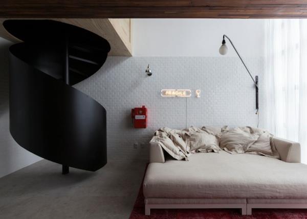 μικρό διαμέρισμα σε καμπύλες σκάλας του Σάο Πάολο ευρύχωρο κρεβάτι