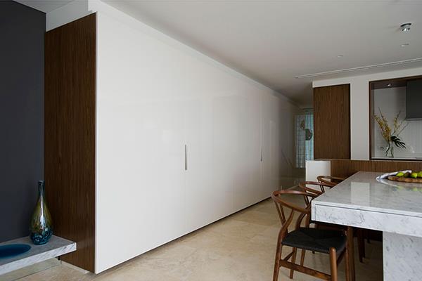 μικρό διαμέρισμα στην τραπεζαρία του Σίδνεϊ λευκός τοίχος
