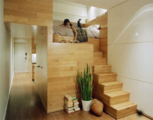 ένα μικρό διαμέρισμα δείχνει το μέγεθος της σοφίτας από ξύλο βελανιδιάς