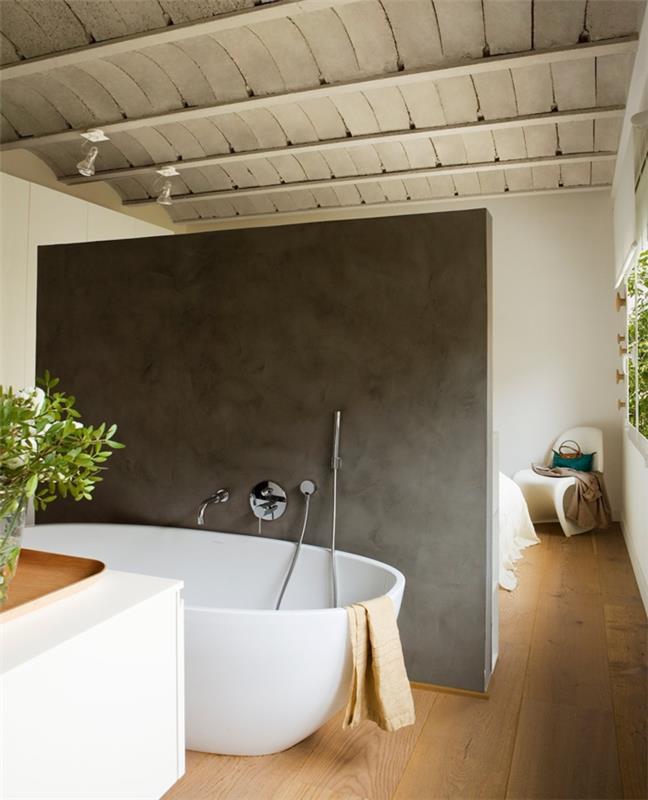 Μικρό μπάνιο επιπλωμένο μπανιέρα ανεξάρτητο οβάλ σχήμα τσιμεντένιο διαχωριστικό τοίχο μπάνιο υπνοδωμάτιο