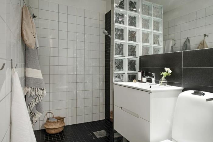 Μικρό μπάνιο με λευκό νιπτήρα πλακάκια τοίχου λευκό