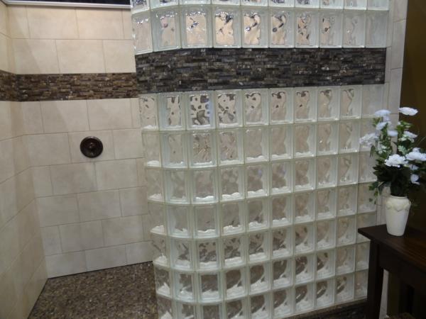 μικρές ιδέες πλακιδίων μπάνιου χωρίσματα διαφανή πλακάκια