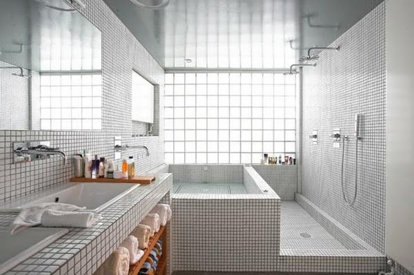μικρές ιδέες για πλακάκια μπάνιου λευκές τετράγωνες ξύλινες πινελιές