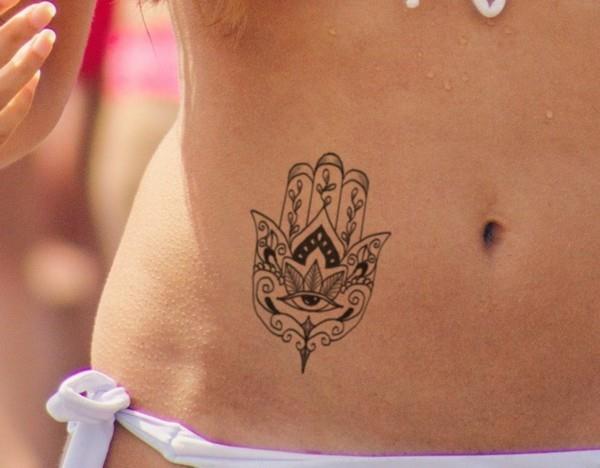 μικρό τατουάζ hamsa στην κοιλιά