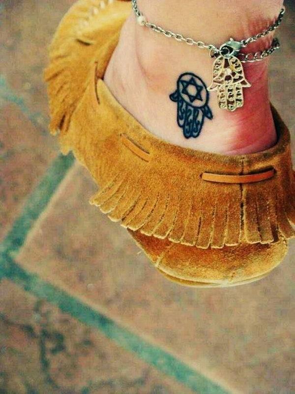 μικρό τατουάζ hamsa στον αστράγαλο