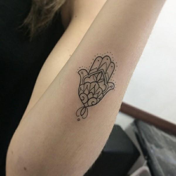 μικρό τατουάζ hamsa για γυναίκες