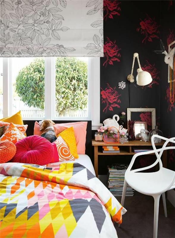 μικρό υπνοδωμάτιο επιπλωμένο boho chic πολύχρωμα μαξιλάρια κλινοσκεπασμάτων τραπεζαρία λευκή καρέκλα