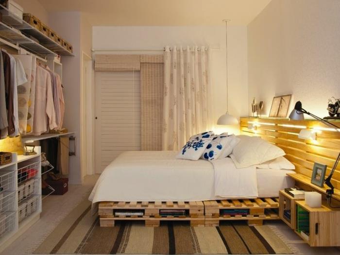 μικρό υπνοδωμάτιο που έχει ρυθμιστεί κρεβατάκι κρεβατιού κρεβάτι ευρώ παλέτες κεφαλάρι