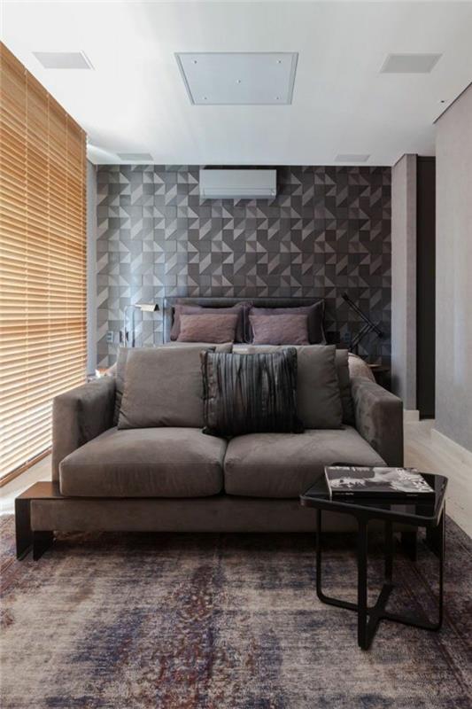 μικρό υπνοδωμάτιο με σκούρα χρώματα καφέ καναπέ γεωμετρικό σχέδιο ταπετσαρία τοίχου διακόσμηση τοίχου