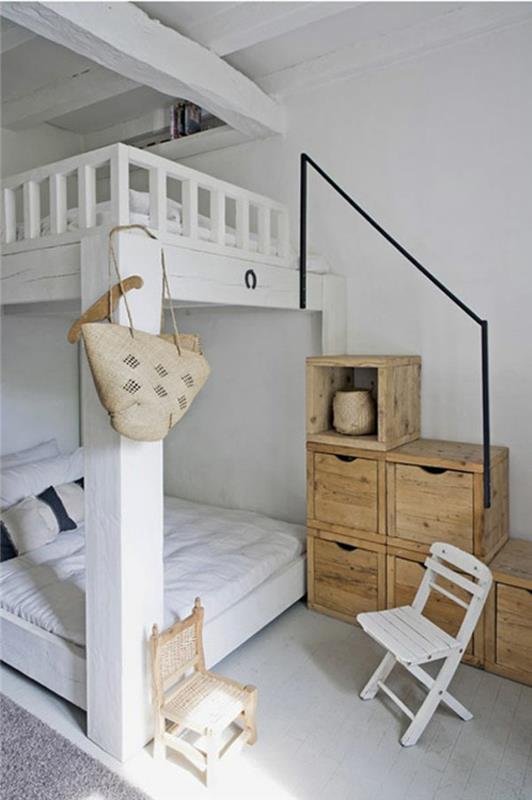 μικρό υπνοδωμάτιο με κουκέτα ξύλινες σκάλες συρτάρια αποθηκευτικό χώρο