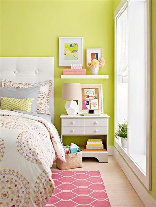 Μικρό υπνοδωμάτιο με πράσινο και κίτρινο ράφι τοίχου νυχτερινής κονσόλας