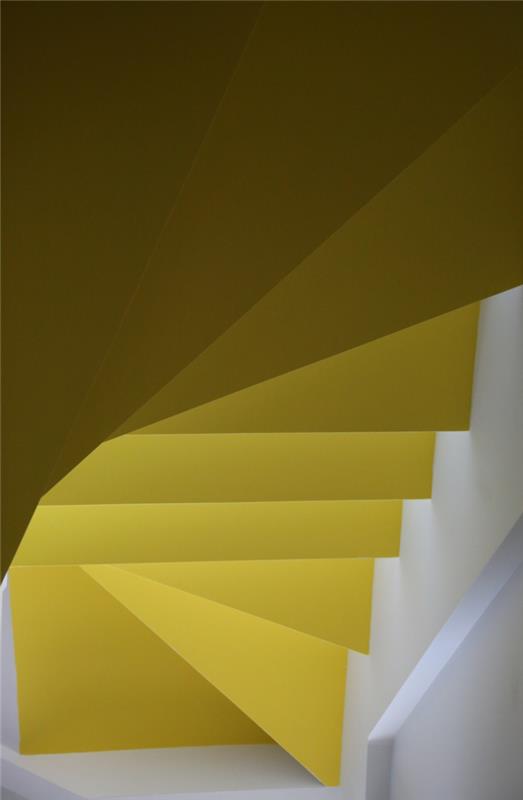 στήστε μικρές κίτρινες σκάλες τοίχου υπνοδωματίου
