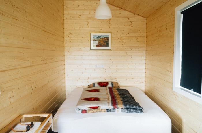 Μικρό υπνοδωμάτιο με ξύλινη επένδυση τοίχων