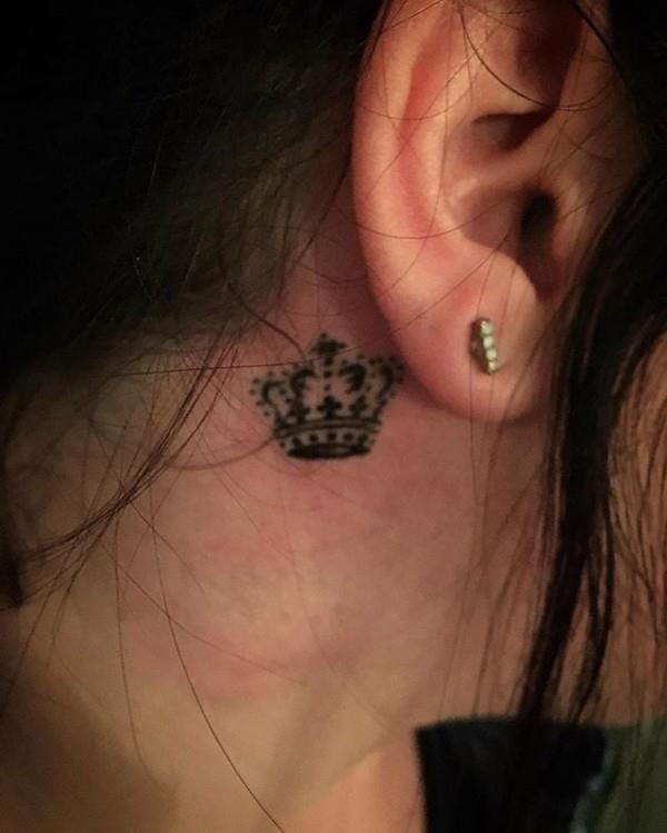 μικρό τατουάζ γυναίκες στέμμα πίσω από το αυτί