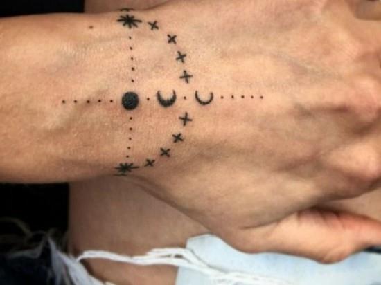 μικρό καρπό τατουάζ με αστέρια και μισοφέγγαρο