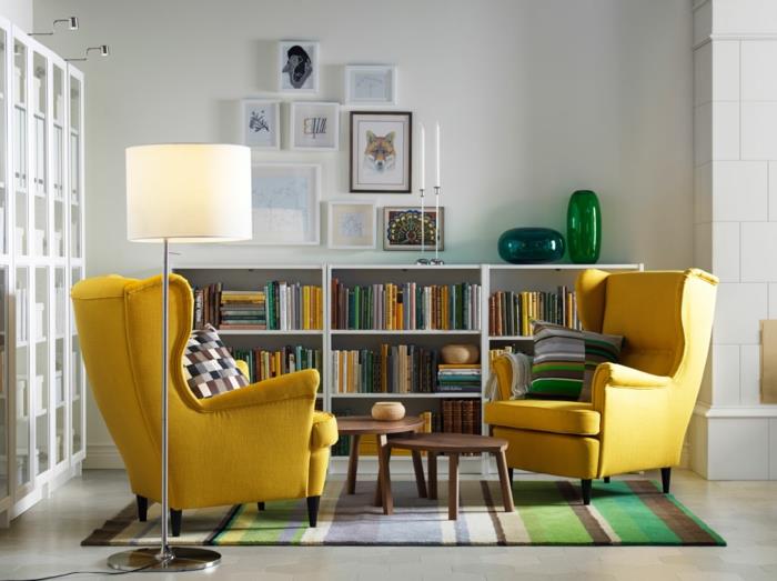 σαλόνι με έπιπλα κίτρινες πολυθρόνες ράφια με ριγέ χαλί