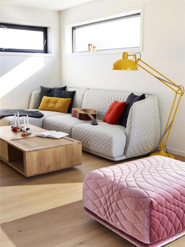 Μικρό σαλόνι με έπιπλα παστέλ χρώματα κίτρινο φωτιστικό δαπέδου λευκό καναπέ ροζ σκαμπό