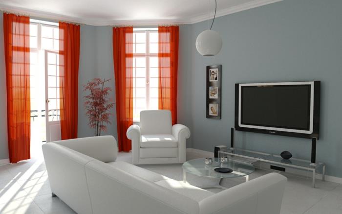 Μικρό σαλόνι με λευκά έπιπλα από γυάλινο τραπέζι με πορτοκαλί κουρτίνες