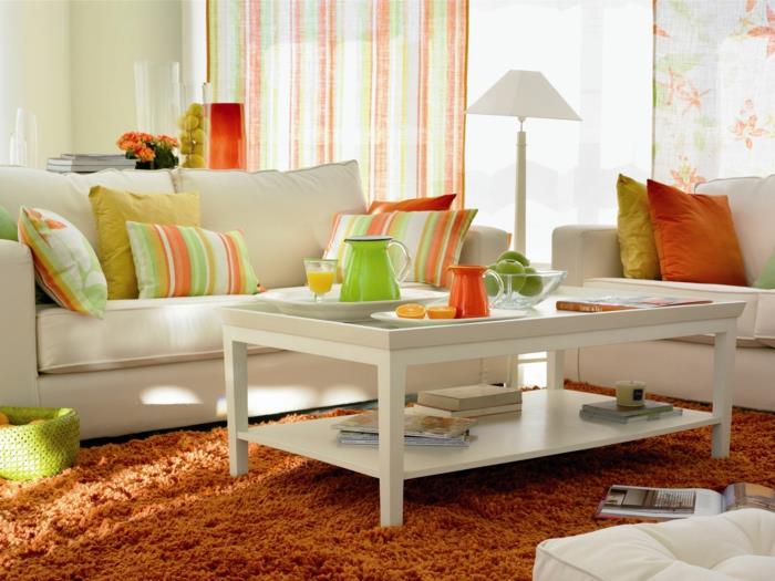 Μικρό σαλόνι με λευκό καναπέ τραπεζάκι σαλονιού πορτοκαλί βαθύ σωρό χαλί ρίξτε μαξιλάρια