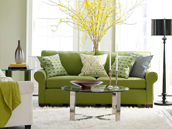 μικρό σαλόνι πράσινος καναπές λευκό χαλί γυάλινο τραπέζι