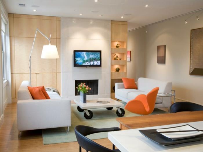 Μικρό δωμάτιο με άνετο σαλόνι λευκούς καναπέδες με πορτοκαλί τόνους