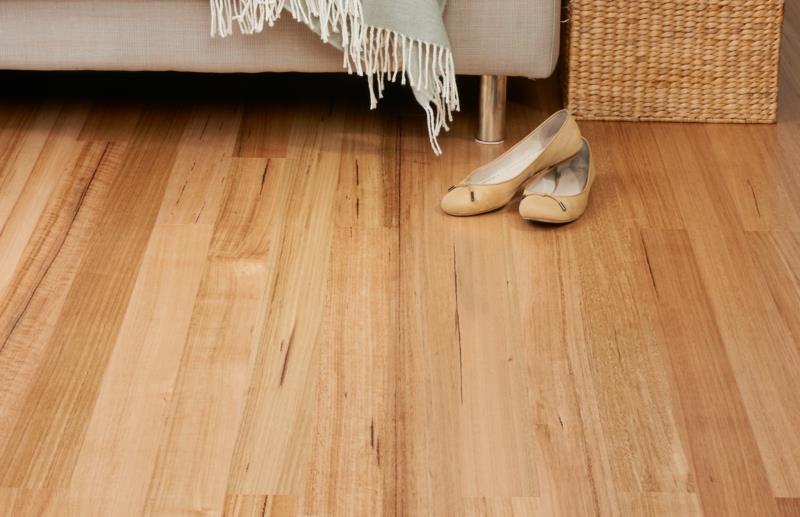 κάντε κλικ laminate για να τοποθετήσετε δάπεδο απομίμηση ξύλινου δαπέδου