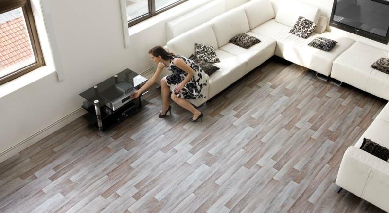 κάντε κλικ laminate για να τοποθετήσετε ξύλινο δάπεδο στο σαλόνι