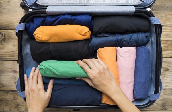 Συσκευασία βαλίτσες - τακτοποίηση ρούχων
