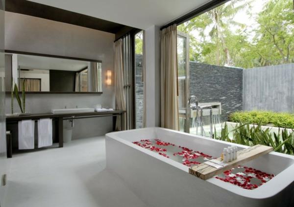 koh samui θέρετρο Ταϊλάνδη ιδιωτική ταπετσαρία κρεβάτι μπανιέρα ροδοπέταλα
