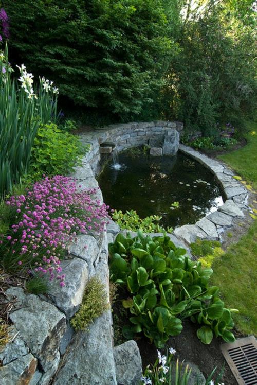 δημιουργήστε μια λίμνη koi στον κήπο ιδέα λουλούδια τρυφερή πέτρα